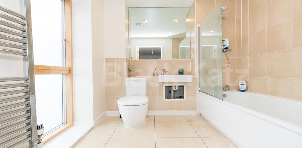 Contemporary 3 bedroom 2 bathroom flat mins to tube and shops New Clock Tower, North Road, Caledonian Road